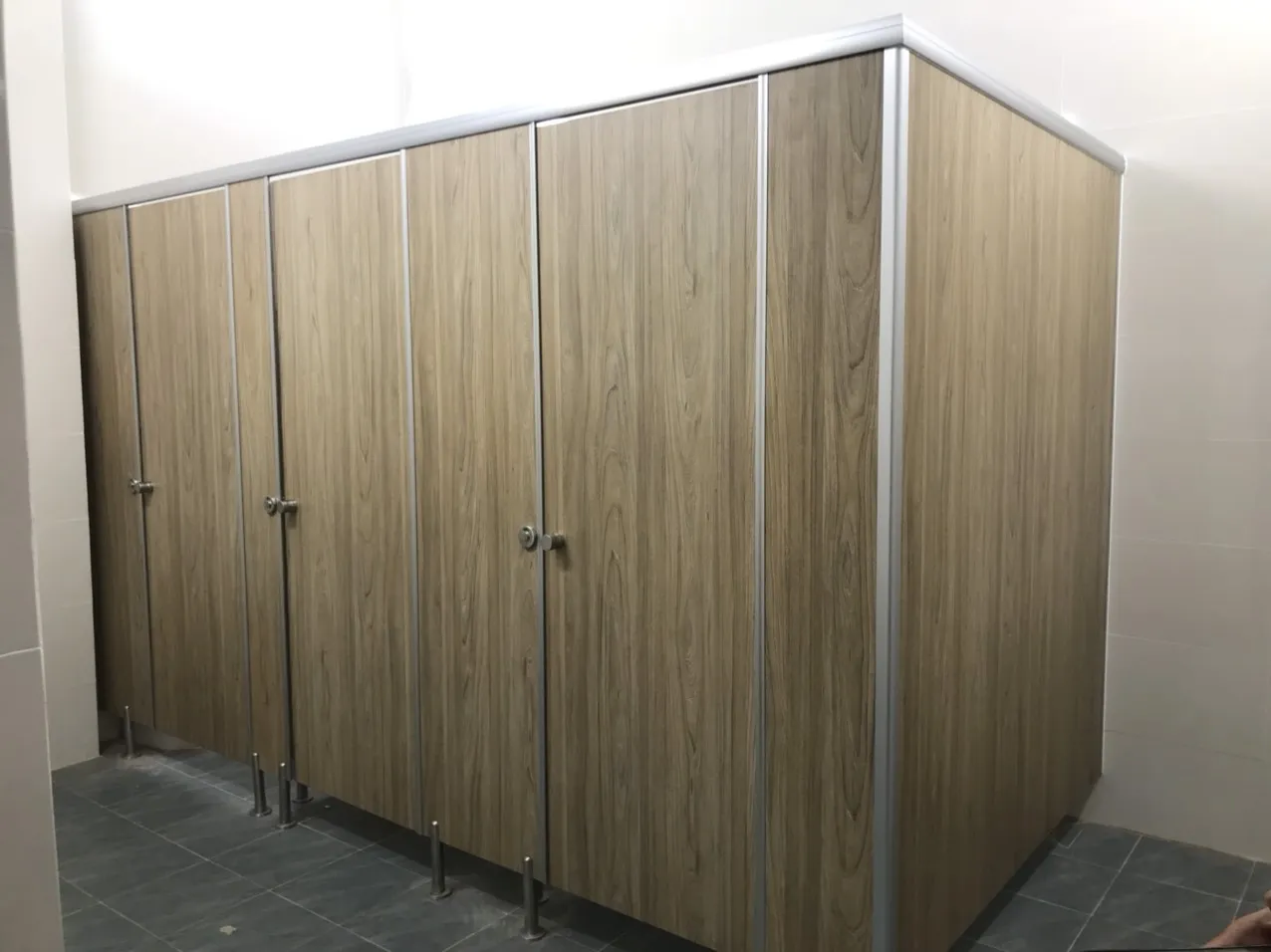 Thi công vách ngăn nhà vệ sinh Compact HPL trọn gói tại Cần Thơ