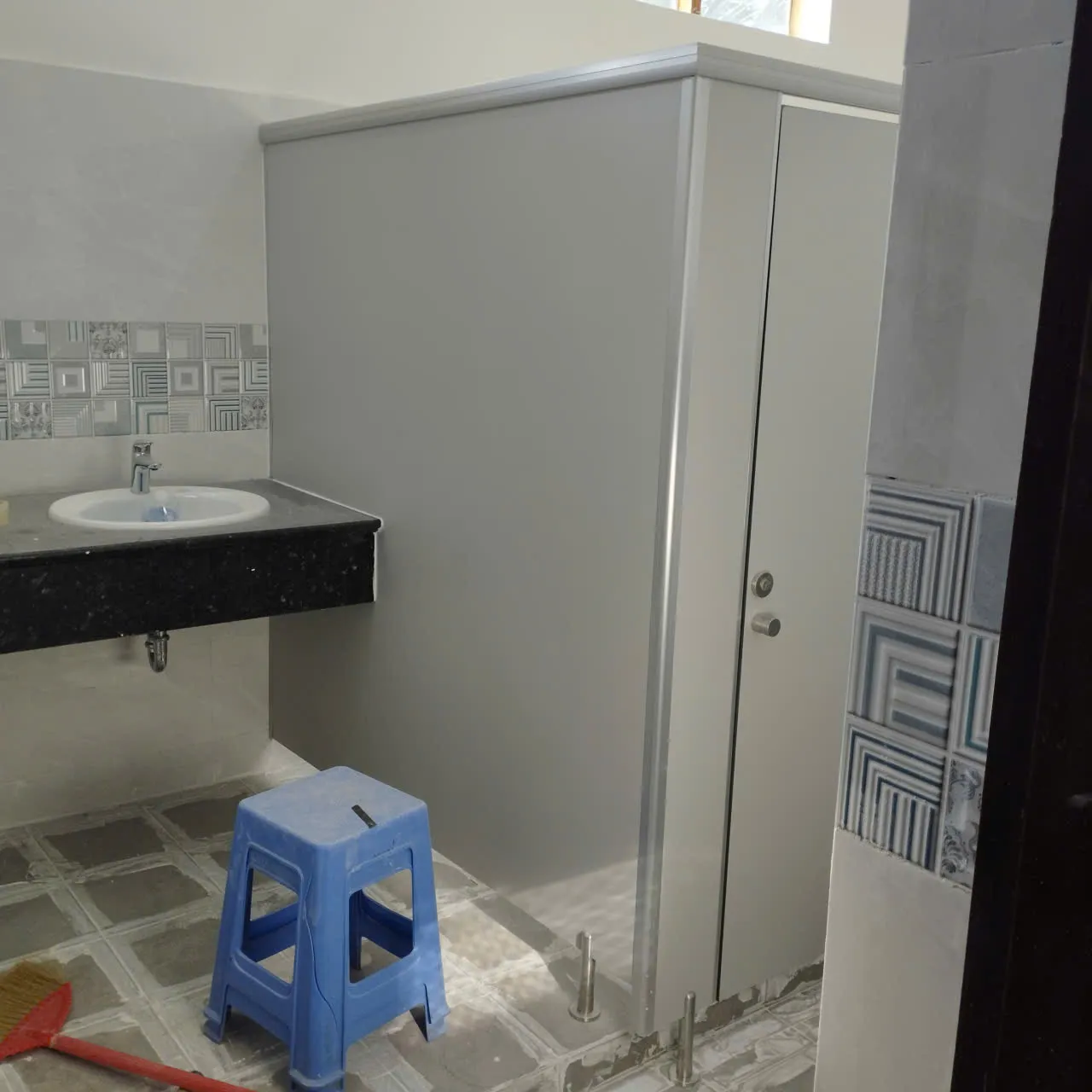 Thi công vách ngăn nhà vệ sinh Compact HPL trọn gói tại Cần Thơ