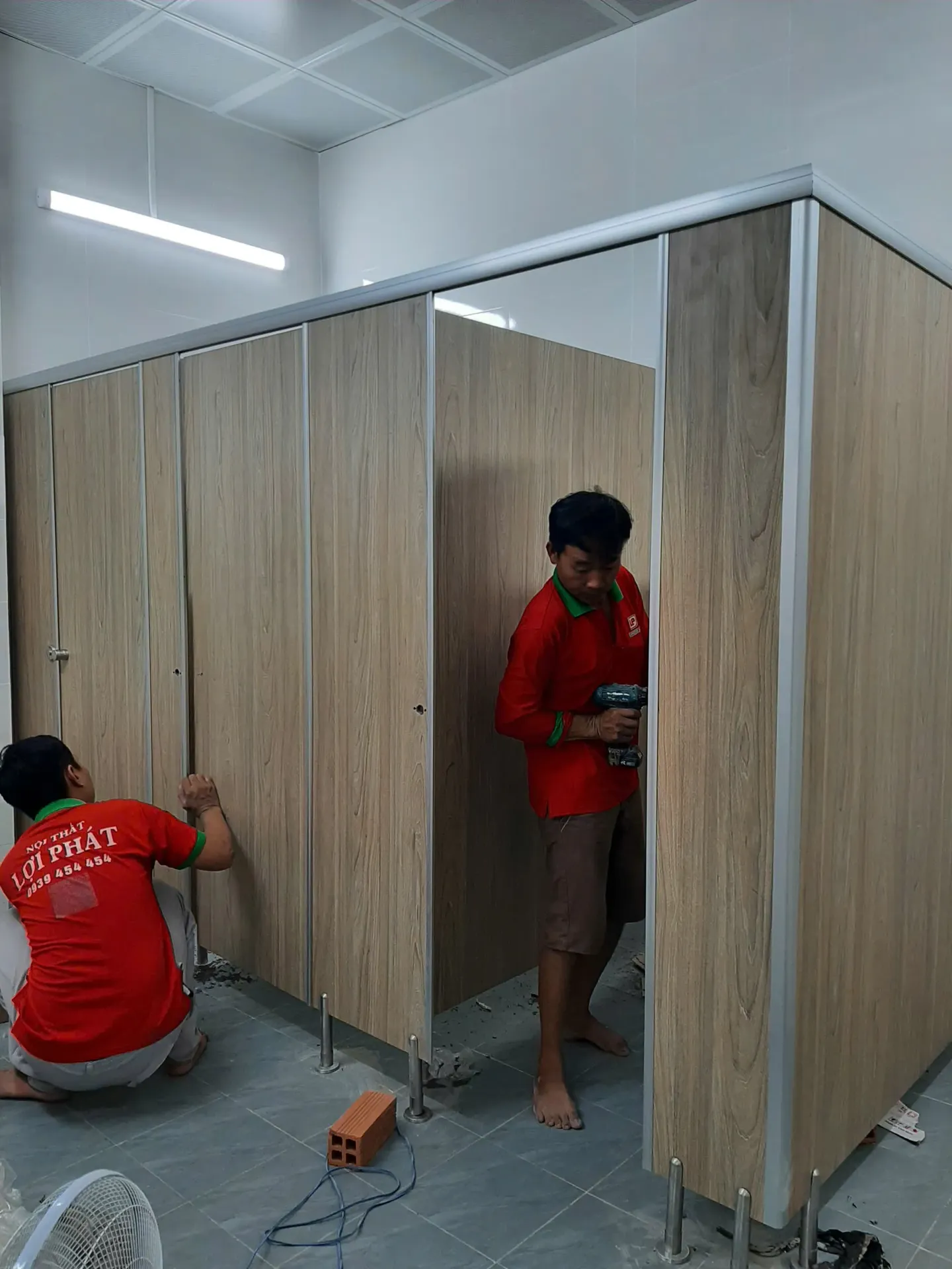 Đơn vị thi công vách ngăn vệ sinh tại Cần Thơ Hậu Giang uy tín Nội Thất Lợi Phát.