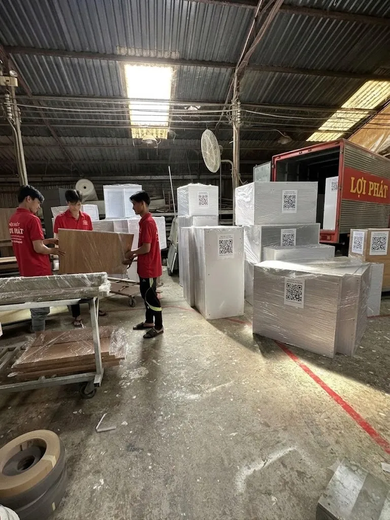Các kiện hàng ván nội thất đã đóng gói gọn gàng, dán nhãn QR đầy đủ chuẩn bị xếp lên xe tải Lợi Phát vận chuyển