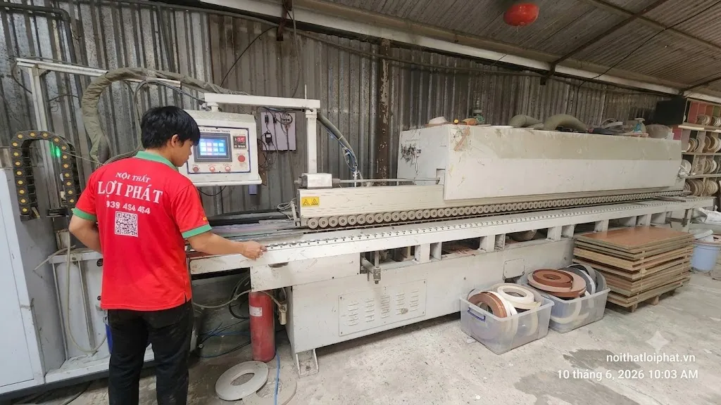 Máy dán cạnh tự động công nghệ PUR hiện đại tại nhà xưởng Lợi Phát