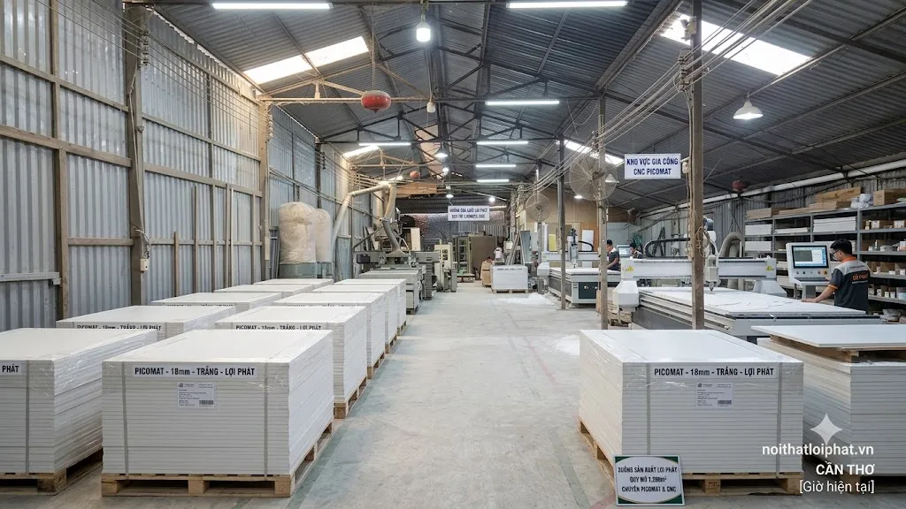 Xưởng Lợi Phát 1.000m² tại Cần Thơ với dàn máy CNC đang vận hành và máy dán cạnh công nghệ PUR hiện đại. Xưởng Lợi Phát 1.000m² tại Cần Thơ với dàn máy CNC đang vận hành và máy dán cạnh công nghệ PUR hiện đại.