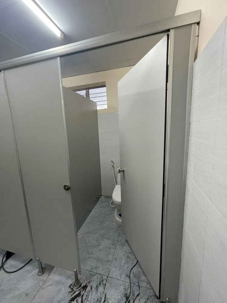 Cận cảnh tấm Compact HPL loại 1 (dày 12mm) – chuẩn chịu nước 100%