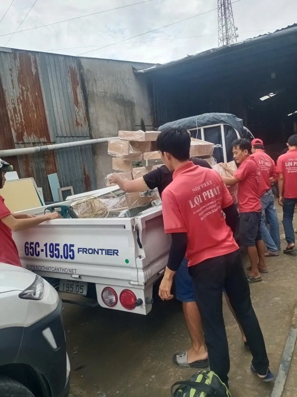 Xưởng sản xuất Nội thất Lợi Phát quy mô 1.000m2 tại trung tâm Cần Thơ, chuyên gia công sỉ các mặt hàng tủ áo, giường, tủ bếp gỗ công nghiệp